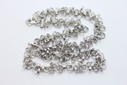 AN ITALIAN DESIGNER SILVER NECKLACE & PRESENTATION BOX, L 41CM INCLUDING CLASP.