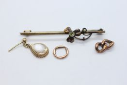 A VINTAGE BAR BROOCH MARKED 9CT, SINGLE 9CT GOLD DROP EARRING,