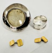 A SMALL SILVER CIRCULAR PHOTO FRAME OVERALL DIAMETER 7.