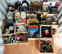 17 X BOXES OF ASSORTED HOUSEHOLD KITCHENALIA TO INCLUDE POTS, OVEN TRAYS, GLASS CASSEROLE DISHES,