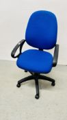 A GOOD QUALITY BLUE OFFICE CHAIR.