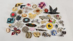 APPROX 40 ASSORTED VINTAGE BROOCHES TO INCLUDE CAMEO, STONE SET AND ENAMEL EXAMPLES.