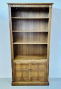 AN ERCOL FULL HEIGHT FOUR TIER BOOKSHELF WITH CUPBOARDS TO BASE, HEIGHT 196CM.