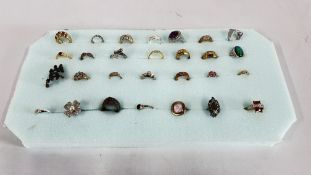 A GROUP OF APPROX 28 ASSORTED COSTUME JEWELLERY RINGS.