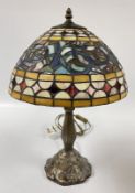 A REPRODUCTION TIFFANY STYLE TABLE LAMP, HEIGHT 43CM, THE LEADED SHADE WITH NOUVEAU STYLE DESIGN.