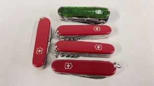 A GROUP OF 5 MULTI TOOLS TO INCLUDE SWISS ARMY EXAMPLES.