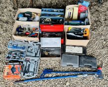 LARGE GROUP OF ASSORTED SHED TOOLS TO INCLUDE BOXED BLACK AND DECKER CORDLESS IMPACT DRIVER WITH