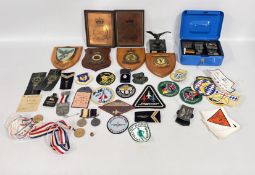 A GROUP OF MAINLY RAF RELATED EPHEMERA TO INCLUDE BADGES, MEDALS, ETC.