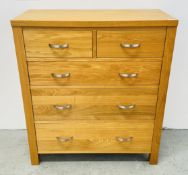 A MODERN SOLID LIGHT OAK FIVE DRAWER CHEST, THE TWO SHORT DRAWERS OVER THREE LONG DRAWERS, W 87CM,