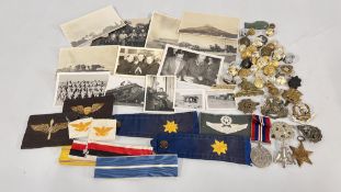 A TRAY OF MIXED MILITARIA INCLUDING MEDALS, BADGES AND BUTTONS ETC.