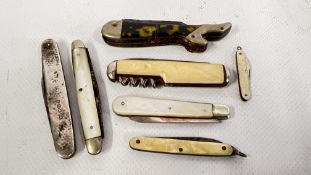 A GROUP OF 7 PEN KNIVES TO INCLUDE SILVER 1907 LONDON MAKER WILLIAM GEIGER, SHEFFIELD 1914,