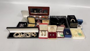 A GROUP OF ASSORTED COSTUME AND HARD STONE JEWELLERY TO INCLUDE A CASED INTERCHANGEABLE PENDANT SET,