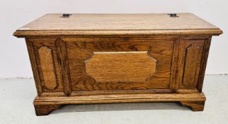 A SMALL SOLID OAK BLANKET BOX, W 89CM.