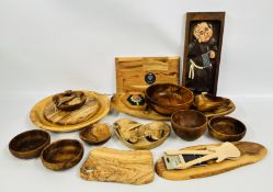 A BOX OF TREEN TO INCLUDE CHOPPING BOARDS AND CENTRE PIECES, DISHES AND BOWLS ETC.