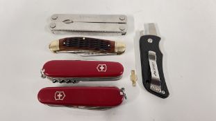 A GROUP OF 5 MULTI TOOLS TO INCLUDE SWISS ARMY EXAMPLES.