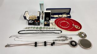A TRAY OF MIXED SILVER AND COSTUME JEWELLERY TO INCLUDE STONE SET EARRINGS, CHARMS, BANGLES ETC.