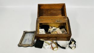 AN OAK DESK TIDY CONTAINING A SILVER PHOTO FRAME A/F, 9CT GOLD SIGNET RING (BROKEN),