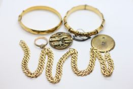 A GROUP OF COSTUME JEWELLERY TO INCLUDE A WATCH MOVEMENT, 2 X 9CT GOLD METAL CORED BANGLES,