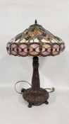 A DECORATIVE TIFFANY STYLE LAMP AND SHADE FEATURING A LEADED GLASS DESIGN WITH GRAPE VINE PATTERN,