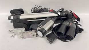 A GROUP OF PHOTOGRAPHIC EQUIPMENT TO INCLUDE A TRIPOD, SONY HANDYCAM,