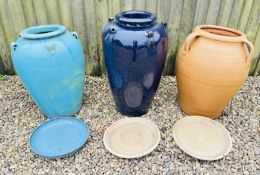 3 LARGE GLAZED GARDEN URNS WITH STANDS (VARIOUS COLOURS), LARGEST 71CM TALL.