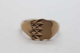 GENTS 9CT GOLD HALF ENGRAVED SIGNET RING.