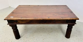AN EASTERN HARD WOOD RECTANGULAR COFFEE TABLE, L 99CM.