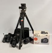 A BOX OF PHOTOGRAPHIC EQUIPMENT TO INCLUDE A CANON EOS 700D CAMERA LENS & ACCESSORIES + A PAIR OF