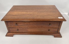 AN OAK CASED OVERSIZED CHESS SET OF KNIGHTS, CASTLES AND HISTORICAL FIGURES, LARGEST 19CM.