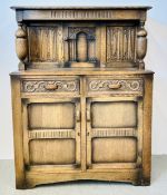 AN OAK OLD CHARM STYLE COURT CUPBOARD, W 107 X D 48 X H 140CM.