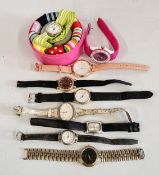 A GROUP OF ASSORTED WRIST WATCHES TO INCLUDE DESIGNER BRANDED EXAMPLE + A BOXED EXAMPLE WITH