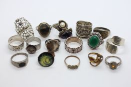 A GROUP OF 16 ASSORTED DRESS RINGS TO INCLUDE STONE SET AND SILVER EXAMPLES.