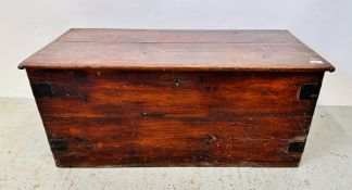 A STAINED PINE BLANKET TRUNK, W 94.5CM.