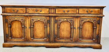 A GOOD QUALITY SOLID OAK COMBINATION DRESSER BASE OF 4 DRAWERS OVER 4 CUPBOARD DOORS WITH CARVED