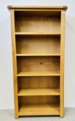 A MODERN SOLID LIGHT OAK FULL HEIGHT OPEN BOOKSHELF (5 TIER), WIDTH 89CM.