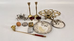 A GROUP OF VINTAGE COLLECTIBLES TO INCLUDE A BRASS OPEN WORK TRIVET, CANDLE SNUFFER,