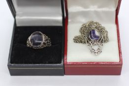 A SILVER OPEN WORK PENDANT NECKLACE INSET WITH BLUE JOHN SUSPENDED ON A ROPE TWIST CHAIN,