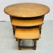 A NEST OF 3 GOOD QUALITY SOLID OAK NEST OF TABLES, THE LARGEST W 81CM.