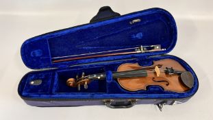 ¼ VIOLIN AND BOW IN A PROTECTIVE CASE.