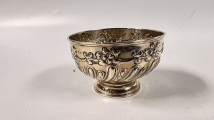 A SMALL SILVER EMBOSSED BOWL, LONDON 1902, RUBBED MAKERS MARK, DIAMETER 8.5 X HEIGHT 5.5CM.