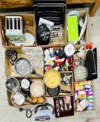 9 X BOXES OF ASSORTED KITCHENALIA TO INCLUDE POTS, PANS, TRAYS, PYREX AND GLASS DISHES AND BOWLS,
