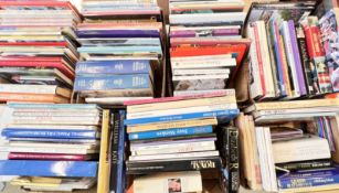 AN EXTENSIVE COLLECTION OF ASSORTED ROYAL COMMEMORATIVE MEMORABILIA TO INCLUDE DANBURY MINT