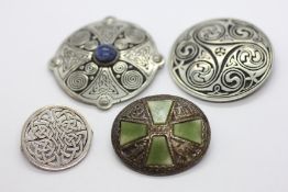 A GROUP OF 4 CELTIC STYLE BROOCHES TO INCLUDE A SILVER EXAMPLE.