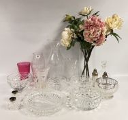 A GROUP OF GOOD QUALITY GLASS WARE TO INCLUDE A PAIR OF CANDLESTICKS,