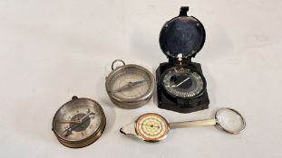 A GROUP OF 4 VINTAGE COMPASSES TO INCLUDE A MILITARY EXAMPLE.