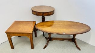A GROUP OF OCCASIONAL FURNITURE TO INCLUDE A DRUM STYLE PEDESTAL TABLE.