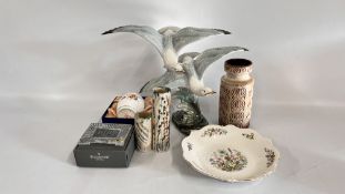 AN AYNSLEY WILD TUDOR DISH + A ROYAL CROWN DERBY POSIES GINGER JAR AND COVER IN ORIGINAL