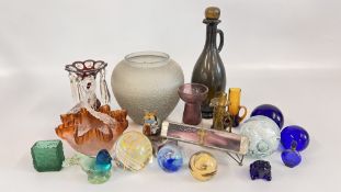 A GROUP OF GLASSWARE TO INCLUDE ART GLASS PAPERWEIGHT, BOHEMIAN RUBY GLASS LUSTRE, DECANTER ETC.