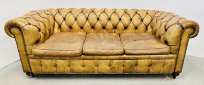 A LEATHER UPHOLSTERED BUTTON BACK CHESTERFIELD STYLE SOFA.