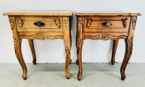 AN ELEGANT PAIR OF SINGLE DRAWER BEDSIDE CHESTS WITH MOULDED AND CARVED DETAIL,